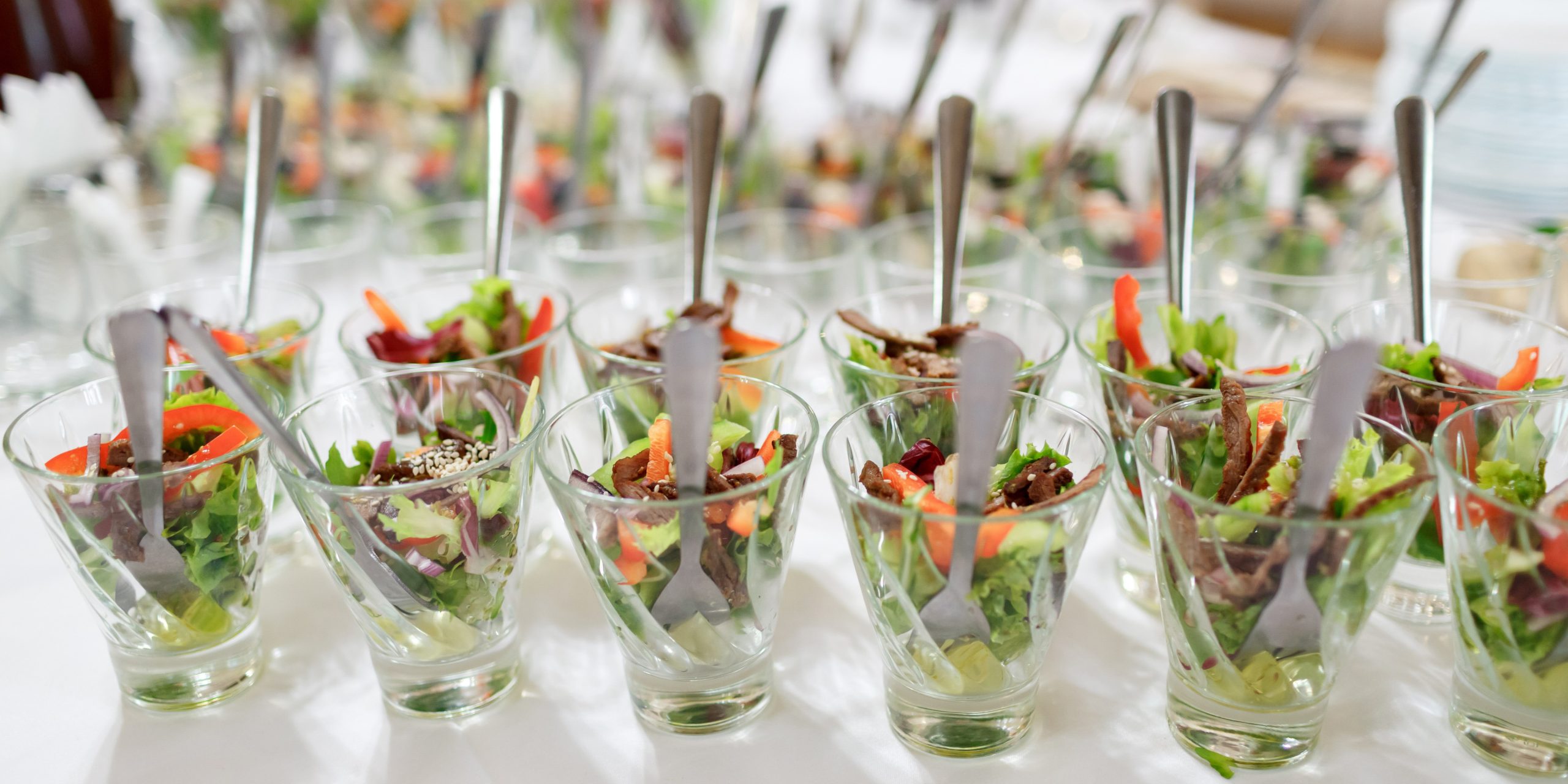 ensaladas en cuencos individuales para eventos con salsas especiales, consejos de presentacion y servicio